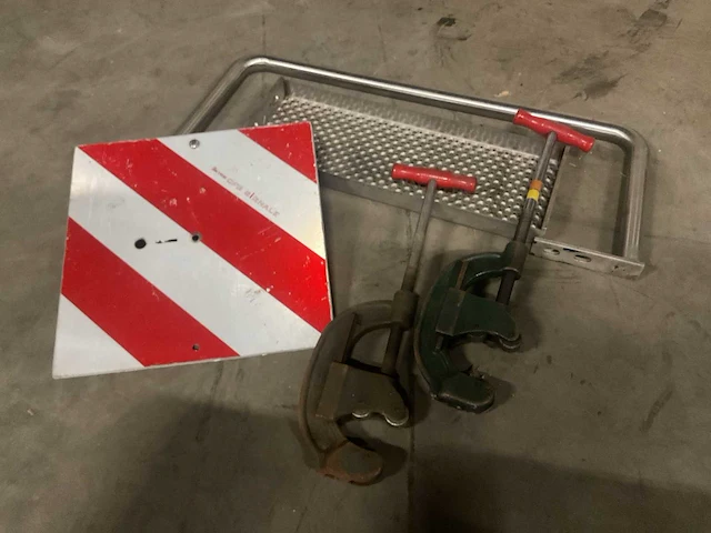 Pijpensnijders, traptrede en verkeerdersbord - afbeelding 1 van  4