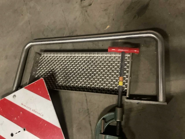 Pijpensnijders, traptrede en verkeerdersbord - afbeelding 3 van  4