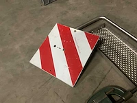 Pijpensnijders, traptrede en verkeerdersbord - afbeelding 4 van  4