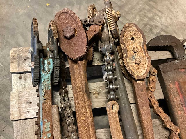 Pijptangen "pipe wrenches and chain tongs" - afbeelding 2 van  5