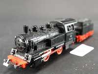 Piko h0 stoomlocomotief (schaal 1:87) met sleeptender, gedecoreerd in een fictieve ns-uitvoering met bedrijfsnummer 98002 - afbeelding 1 van  5