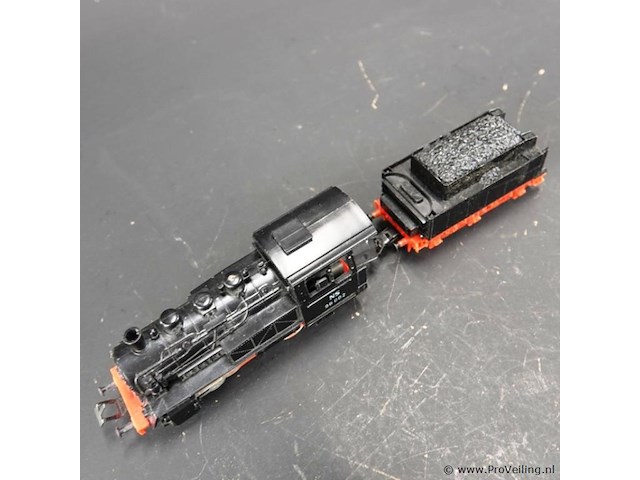 Piko h0 stoomlocomotief (schaal 1:87) met sleeptender, gedecoreerd in een fictieve ns-uitvoering met bedrijfsnummer 98002 - afbeelding 3 van  5