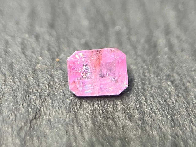 Pink sapphire 0.69 carat - afbeelding 1 van  5