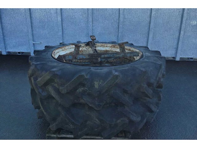 Pirelli - landbouwband cinturato 13.6-38 met velg en spaken (2x) - afbeelding 1 van  3