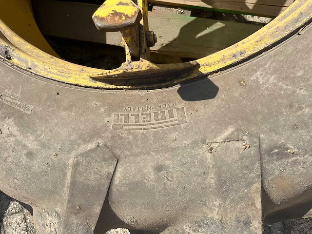 Pirelli 16.9 r38 dubbelluchtwielen met 6-armig klemsysteem – 2 stuks - afbeelding 4 van  4
