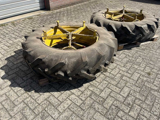 Pirelli 16.9 r38 dubbelluchtwielen met 6-armig klemsysteem – 2 stuks - afbeelding 2 van  4