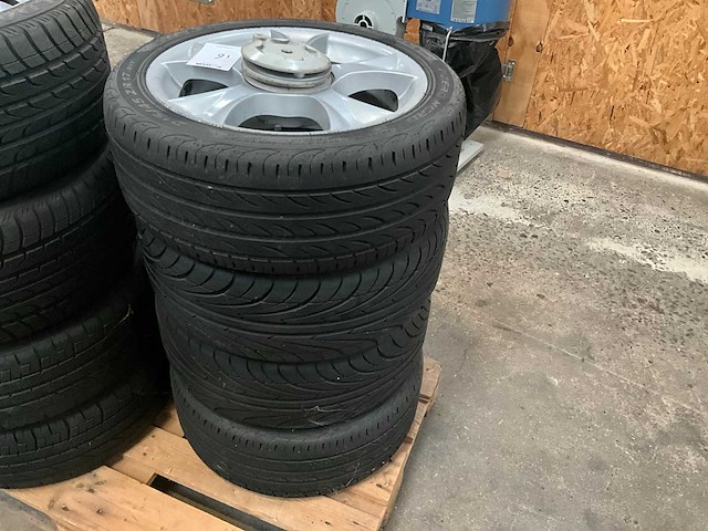 Pirelli autoband op azev velg (4x) - afbeelding 1 van  6
