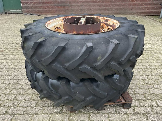 Pirelli cinturato tractorband met velg (2x) - afbeelding 1 van  4