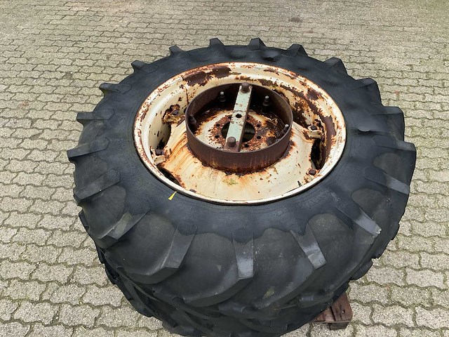 Pirelli cinturato tractorband met velg (2x) - afbeelding 2 van  4