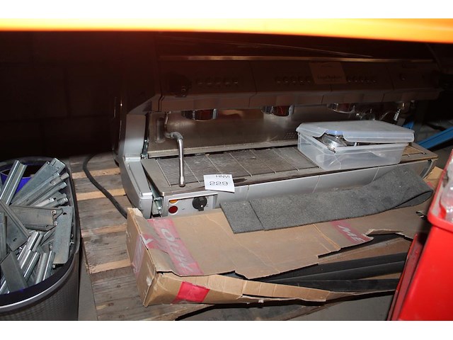 Piston koffiemachine saeco met 3 tappunten. werking en compleetheid onbekend. - afbeelding 1 van  2