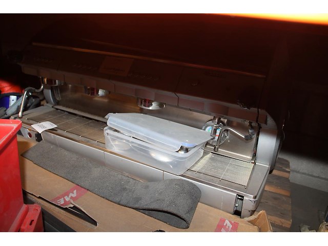 Piston koffiemachine saeco met 3 tappunten. werking en compleetheid onbekend. - afbeelding 2 van  2