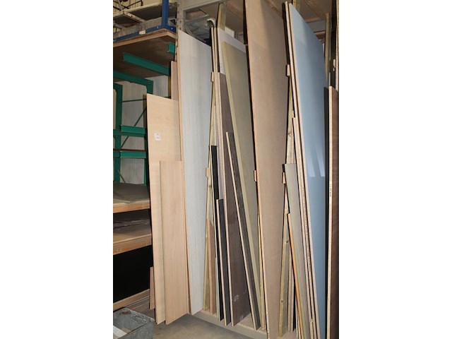 Plaatmateriaal waaronder mdf, gelamineerd spaanplaat, gelamineerd mdf en meubelpanelen voornamelijk reststu... - afbeelding 2 van  7