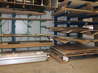 Plaatmateriaal waaronder zes x mdf 122 305 18 mm, gelamineerd spaanplaat, gelamineerd mdf en enkele eiken b... - afbeelding 1 van  6