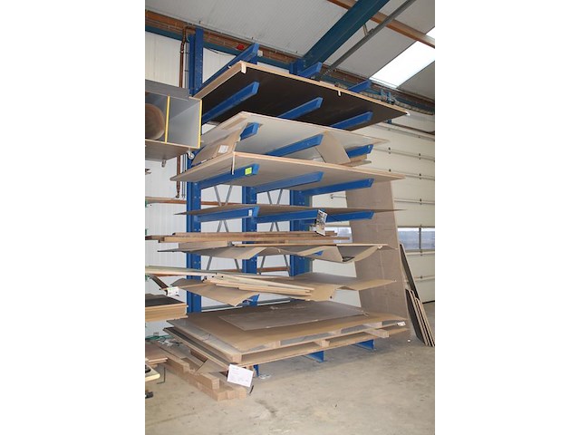 Plaatmateriaal waaronder zes x mdf 122 305 18 mm, gelamineerd spaanplaat, gelamineerd mdf en enkele eiken b... - afbeelding 2 van  6