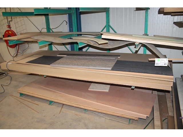 Plaatmateriaal waaronder zes x mdf 122 305 18 mm, gelamineerd spaanplaat, gelamineerd mdf en enkele eiken b... - afbeelding 3 van  6