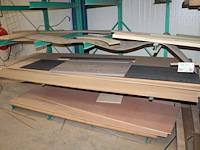 Plaatmateriaal waaronder zes x mdf 122 305 18 mm, gelamineerd spaanplaat, gelamineerd mdf en enkele eiken b... - afbeelding 3 van  6