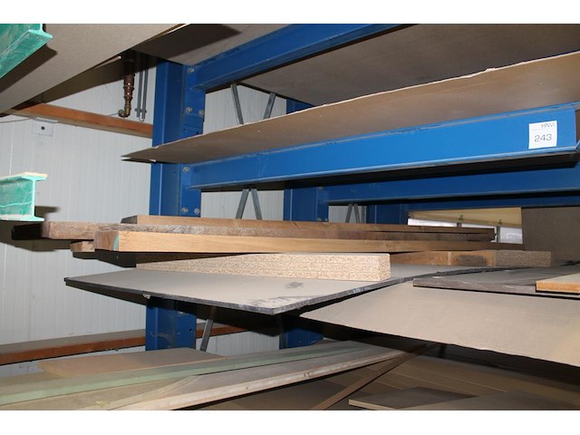 Plaatmateriaal waaronder zes x mdf 122 305 18 mm, gelamineerd spaanplaat, gelamineerd mdf en enkele eiken b... - afbeelding 4 van  6