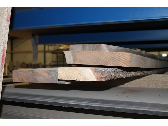 Plaatmateriaal waaronder zes x mdf 122 305 18 mm, gelamineerd spaanplaat, gelamineerd mdf en enkele eiken b... - afbeelding 5 van  6