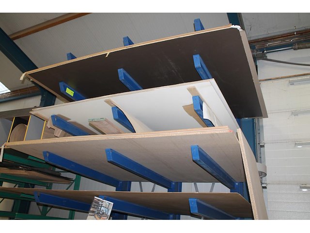 Plaatmateriaal waaronder zes x mdf 122 305 18 mm, gelamineerd spaanplaat, gelamineerd mdf en enkele eiken b... - afbeelding 6 van  6