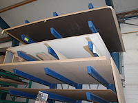 Plaatmateriaal waaronder zes x mdf 122 305 18 mm, gelamineerd spaanplaat, gelamineerd mdf en enkele eiken b... - afbeelding 6 van  6