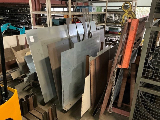 Plaatstaal op platenbok (2x) - afbeelding 1 van  4