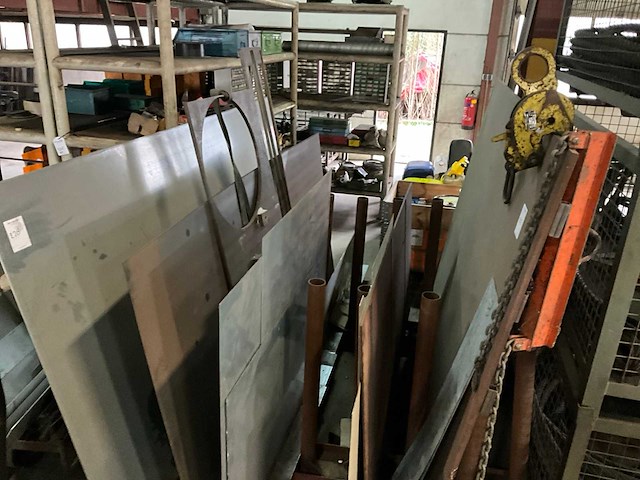Plaatstaal op platenbok (2x) - afbeelding 2 van  4
