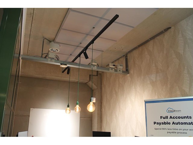 Plafond lamp met 2 lichtpunten w.o. 3 hanglampen en 2 spots aan rail. - afbeelding 1 van  3