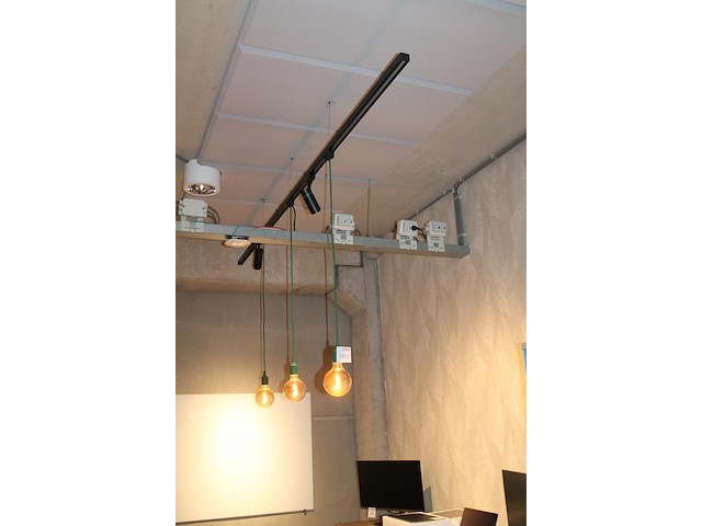 Plafond lamp met 2 lichtpunten w.o. 3 hanglampen en 2 spots aan rail. - afbeelding 2 van  3