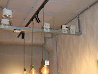 Plafond lamp met 2 lichtpunten w.o. 3 hanglampen en 2 spots aan rail. - afbeelding 2 van  3