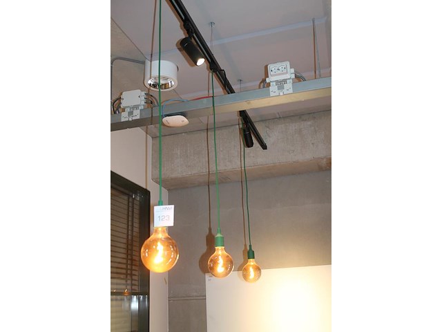 Plafond lamp met 2 lichtpunten w.o. 3 hanglampen en 2 spots aan rail. - afbeelding 3 van  3