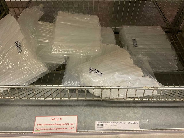 Plakband, houders, steekbuisjes, lijmpistolen, patronen - afbeelding 19 van  38