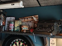 Plank met decoratie materiaal