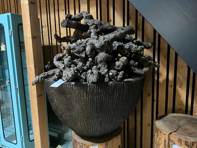 Plantenbak kunststof hout stronken presentatie - afbeelding 1 van  4