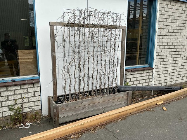 Plantenbak met hek - afbeelding 3 van  7