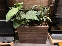 Plantenbak met kunstplant