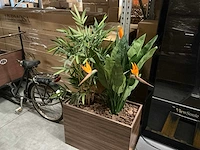 Plantenbak met kunstplant