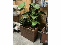Plantenbak met kunstplant