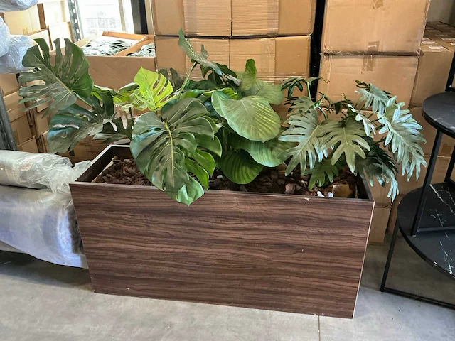 Plantenbak met kunstplant - afbeelding 1 van  1