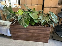 Plantenbak met kunstplant