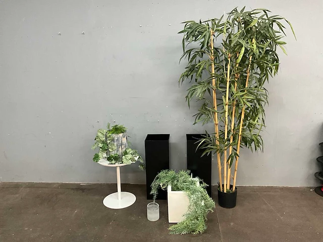 Plantenbak met kunstplanten - afbeelding 1 van  5