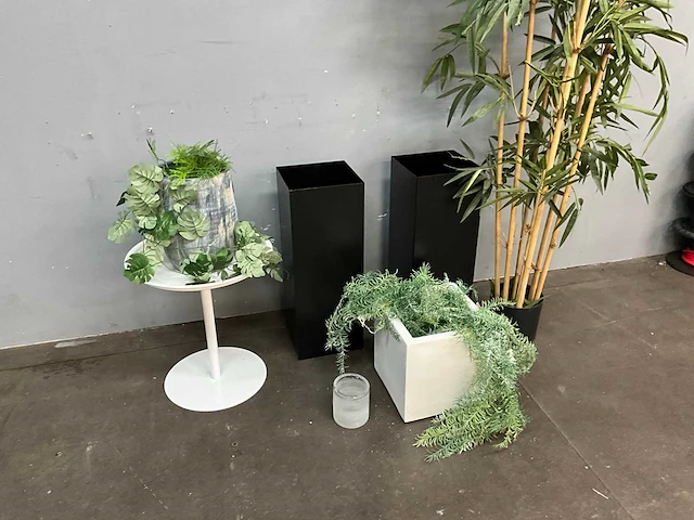 Plantenbak met kunstplanten - afbeelding 3 van  5