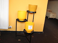Plantenetagere met 3 gele potten. - afbeelding 2 van  2