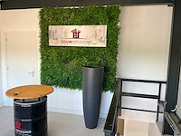 Plantenpot en kunst vegetatiewand