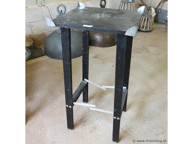 Plantenstandaard met metalen hoekverstevigingen en een kompasroos-afbeelding op het tafelblad. - afbeelding 1 van  5