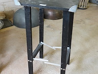 Plantenstandaard met metalen hoekverstevigingen en een kompasroos-afbeelding op het tafelblad. - afbeelding 1 van  5