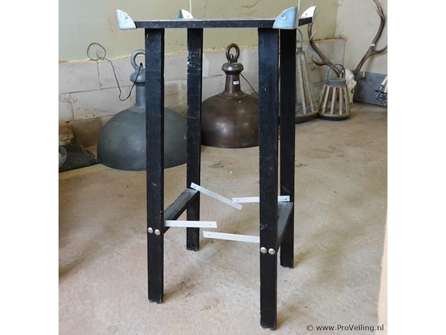 Plantenstandaard met metalen hoekverstevigingen en een kompasroos-afbeelding op het tafelblad. - afbeelding 2 van  5