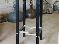 Plantenstandaard met metalen hoekverstevigingen en een kompasroos-afbeelding op het tafelblad. - afbeelding 2 van  5