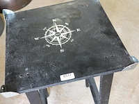 Plantenstandaard met metalen hoekverstevigingen en een kompasroos-afbeelding op het tafelblad. - afbeelding 3 van  5