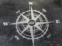 Plantenstandaard met metalen hoekverstevigingen en een kompasroos-afbeelding op het tafelblad. - afbeelding 4 van  5