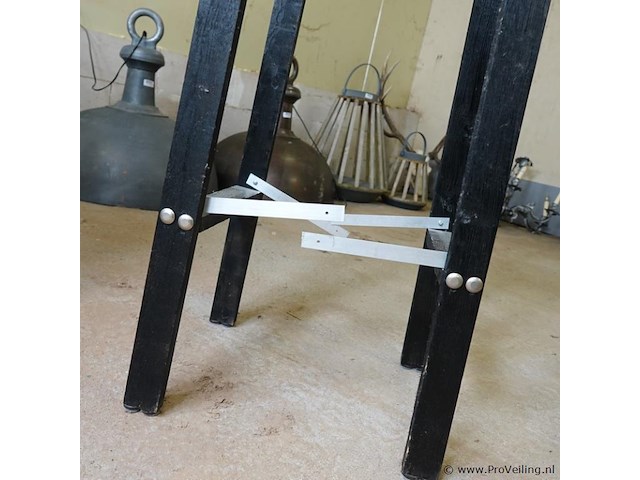 Plantenstandaard met metalen hoekverstevigingen en een kompasroos-afbeelding op het tafelblad. - afbeelding 5 van  5